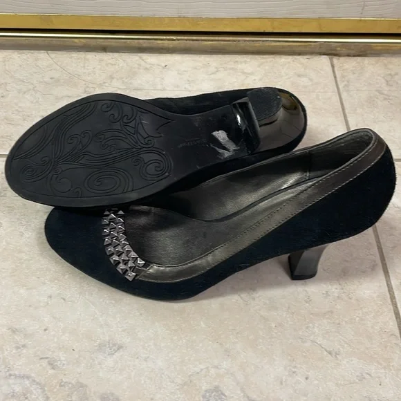 Reaction by Kenneth Cole heels. Size 8.5 like new! - Picture 3 of 3